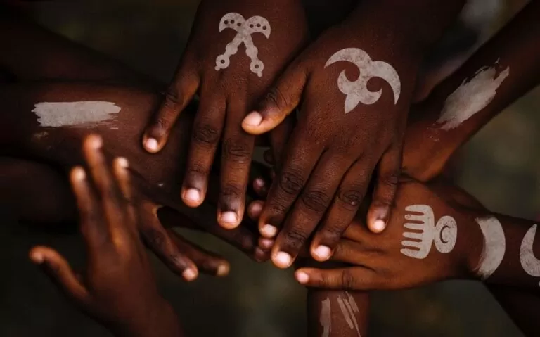 Mãos unidas de crianças do continente Africa