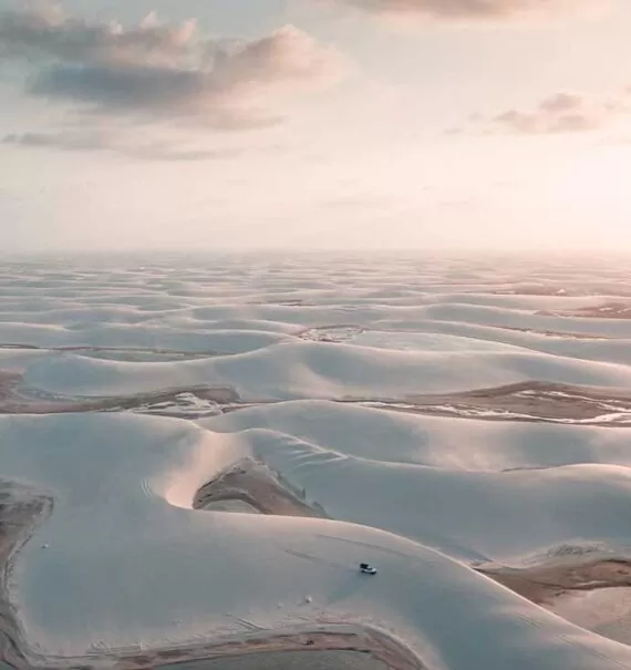 vista aérea de dunas dos lencois maranhenses, um dos destinos baratos no brasil