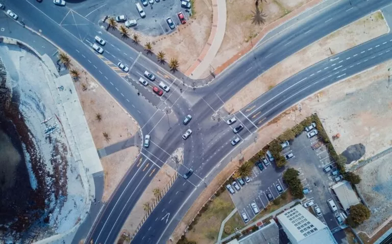 vista aérea de carros em estrada de Joanesburgo