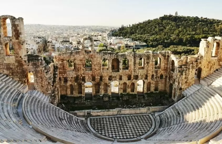 foto de cima de ruínas de teatro grego, durante o dia