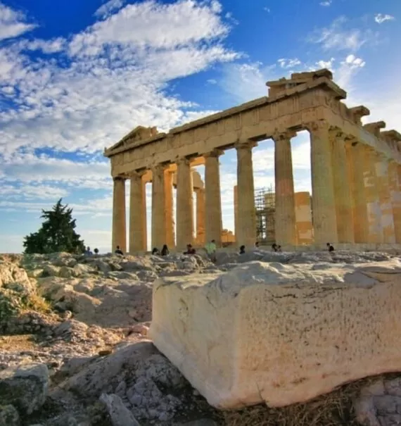 pessoas, durante o dia, observam partenon, construção do século v que é um dos pontos turísticos da grécia