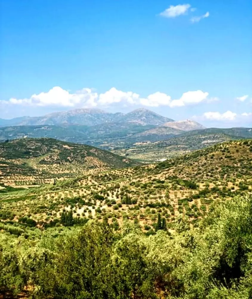 vista aérea de montanhas durante o dia, uma das curiosidades da grécia é que ela é um país montanhoso