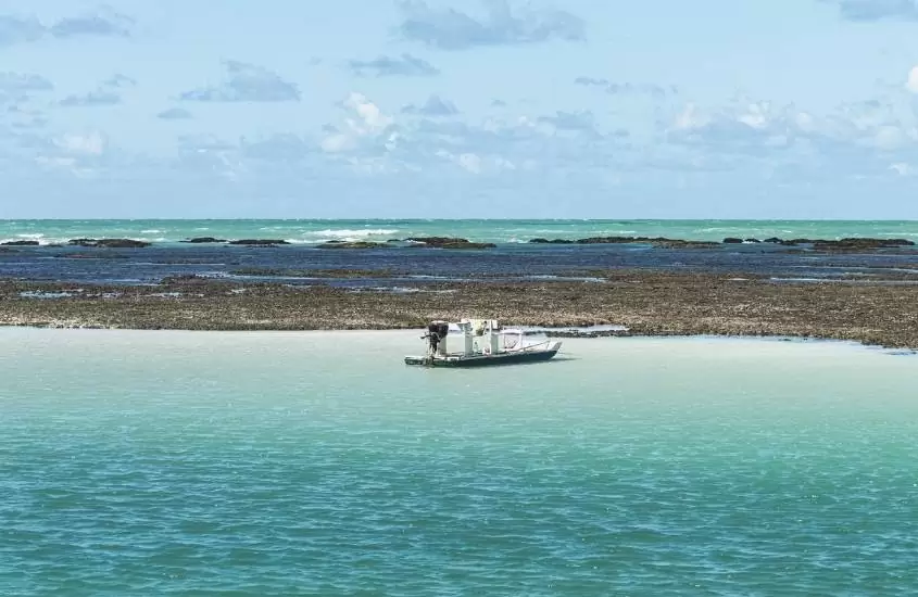 barco em águas azuis de Maragogi, um dos destinos baratos no Brasil