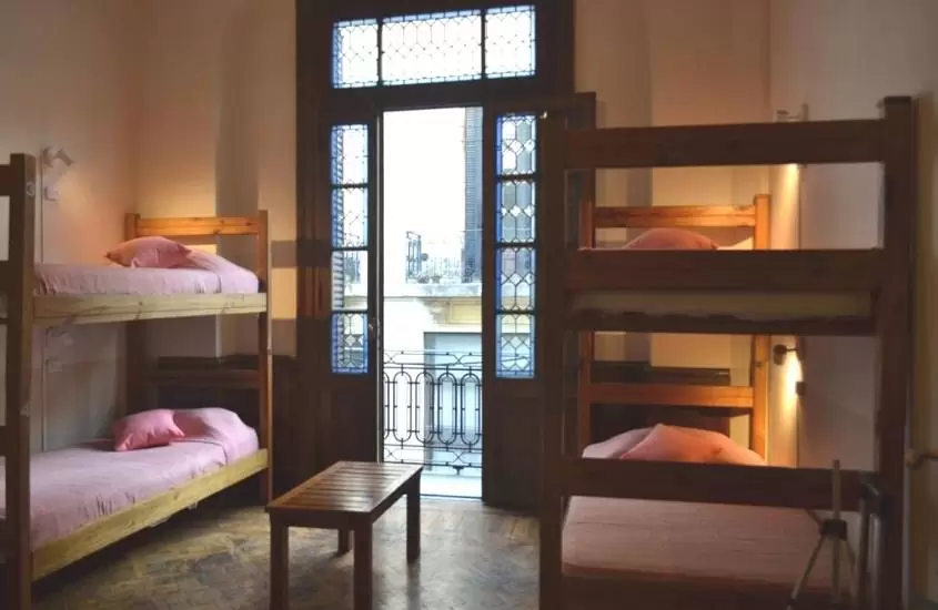 duas beliches de madeira em quarto de che argentina hostel suites, hospedagem na argentina
