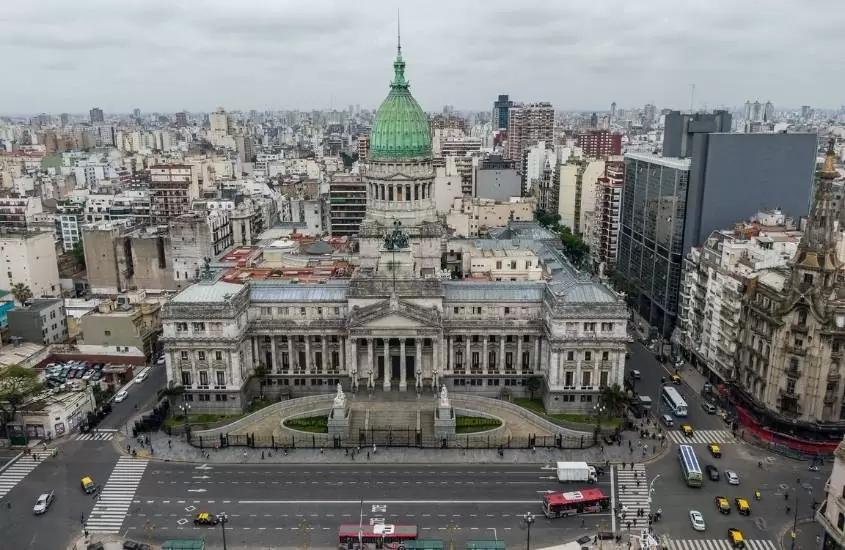 vista aérea de carros em estrada e prédios em dia nublado na argentina, um dos lugares mais baratos para viajar na américa do sul