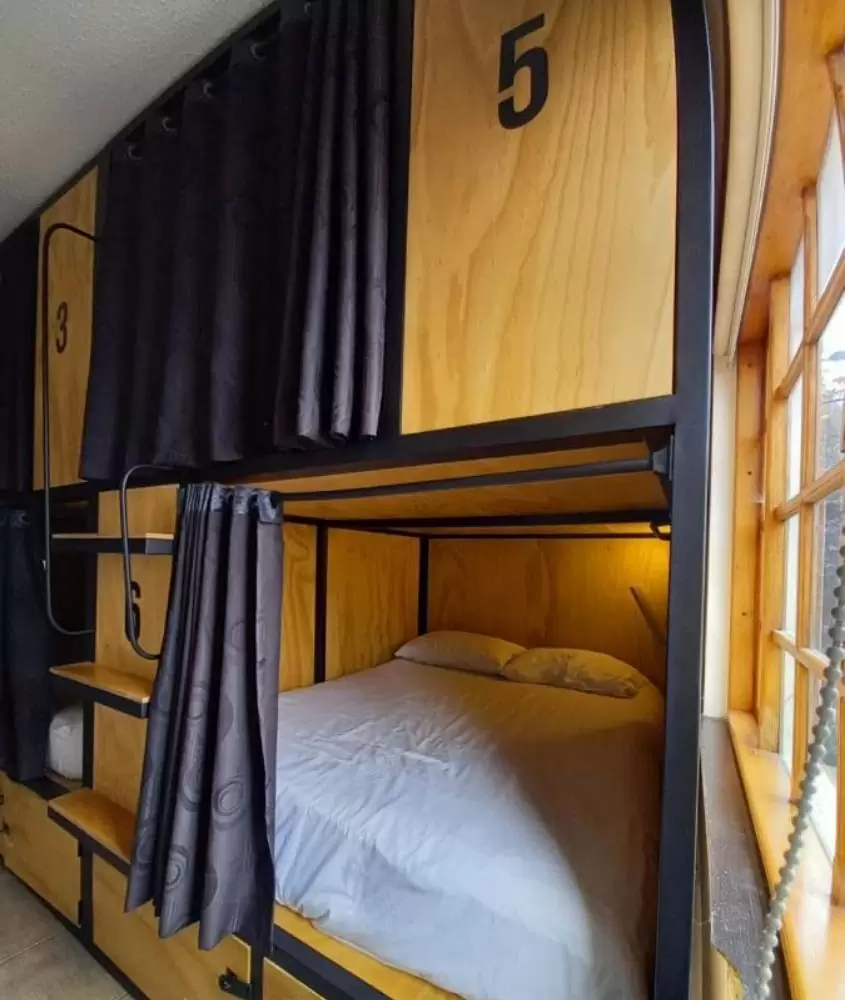cama de casal em quarto de república hostel cabin beds, hospedagem na colômbia