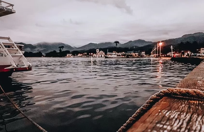 barcos em mar de Paraty, um dos lugares mais bonitos do Rio de Janeiro
