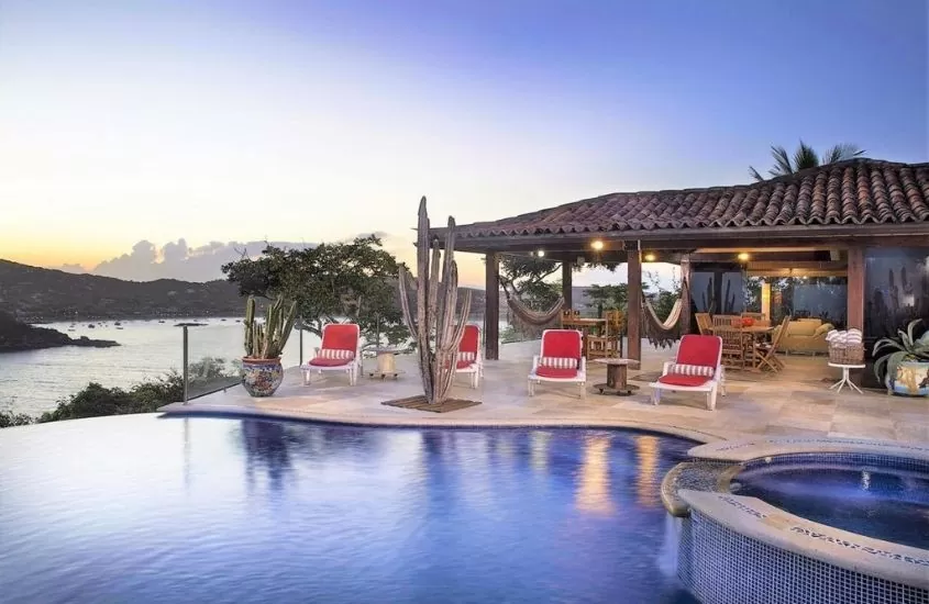 piscina em área de lazer de Cliffside Luxury Inn, um ótima hotel em Búzios, um dos lugares para passar lua de mel no brasil