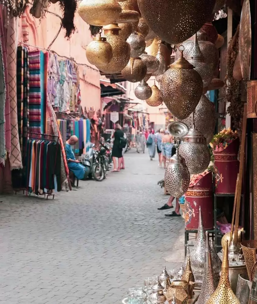 enfeites dourados pendurados em barraca de um dos mercados de rua do marrocos