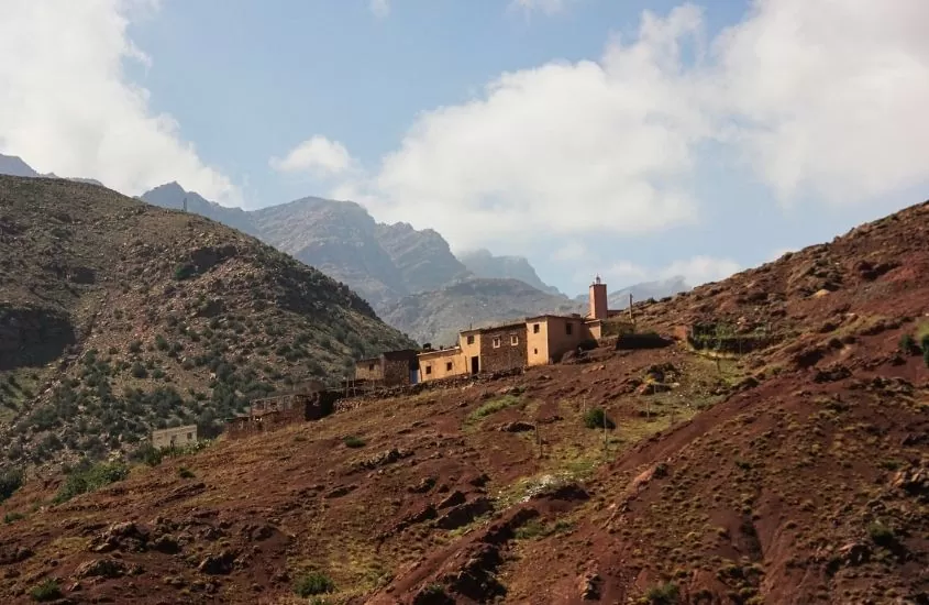 casas em montanhas atlas, um dos pontos turísticos do marrocos, durante o dia