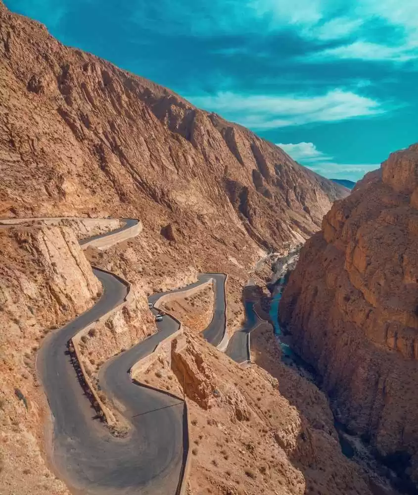 estrada em montanhas, conhecida como tizi n 'test, que é uma ótima atração para quem busca o que fazer no marrocos