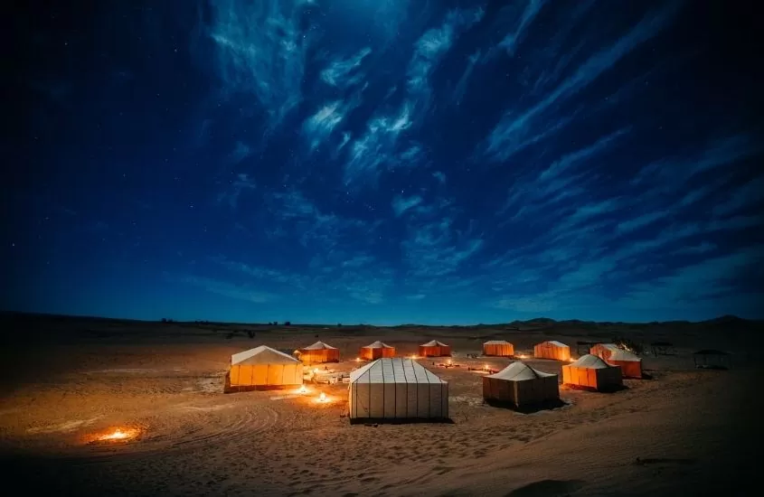 tendas em deserto do saara durante o anoitecer