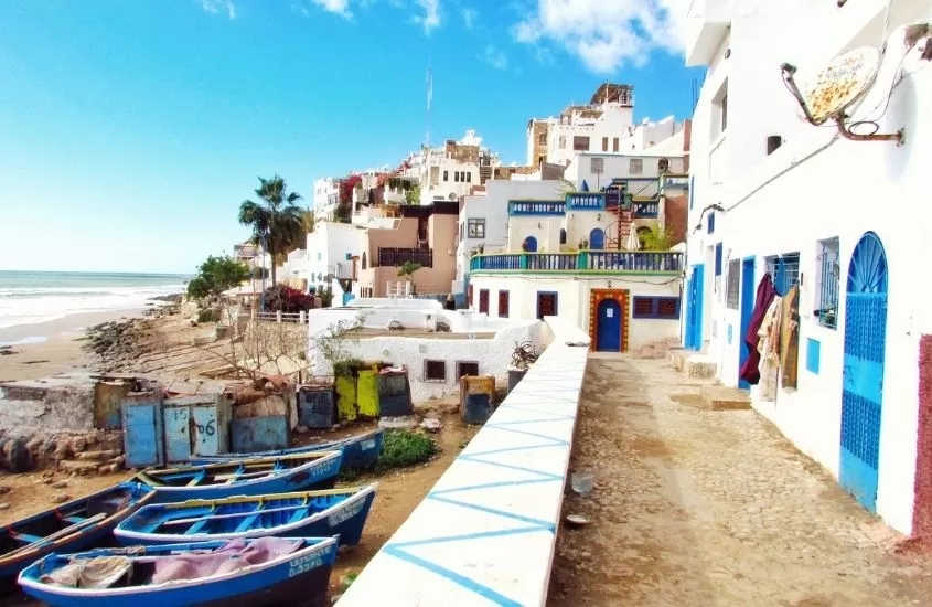 casas brancas em frente à praia de agadir, durante o dia, um bom lugar para quem busca o que visitar no marrocos