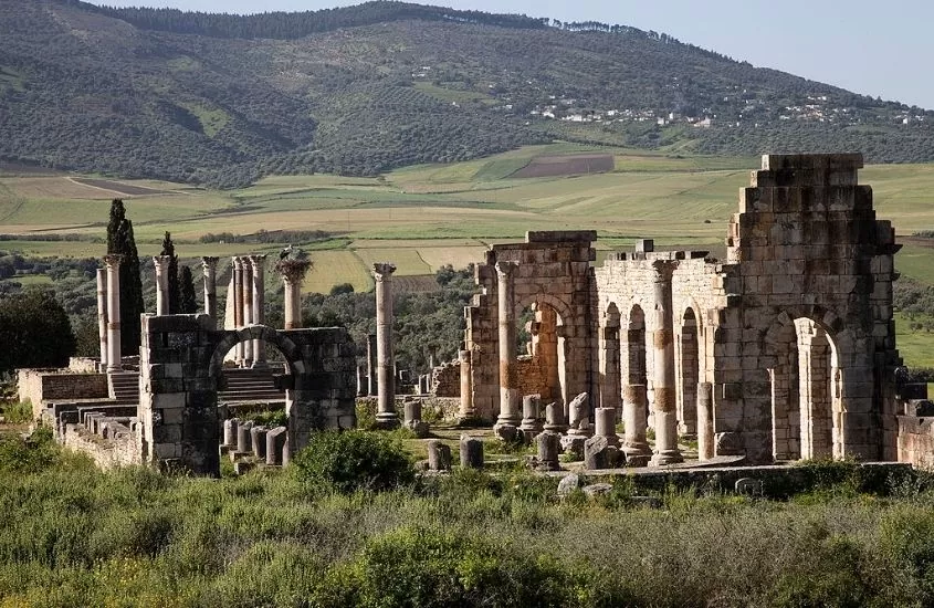 ruínas em volubilis, sítio arqueológico romano que é uma atração para quem busca o que fazer no marrocos