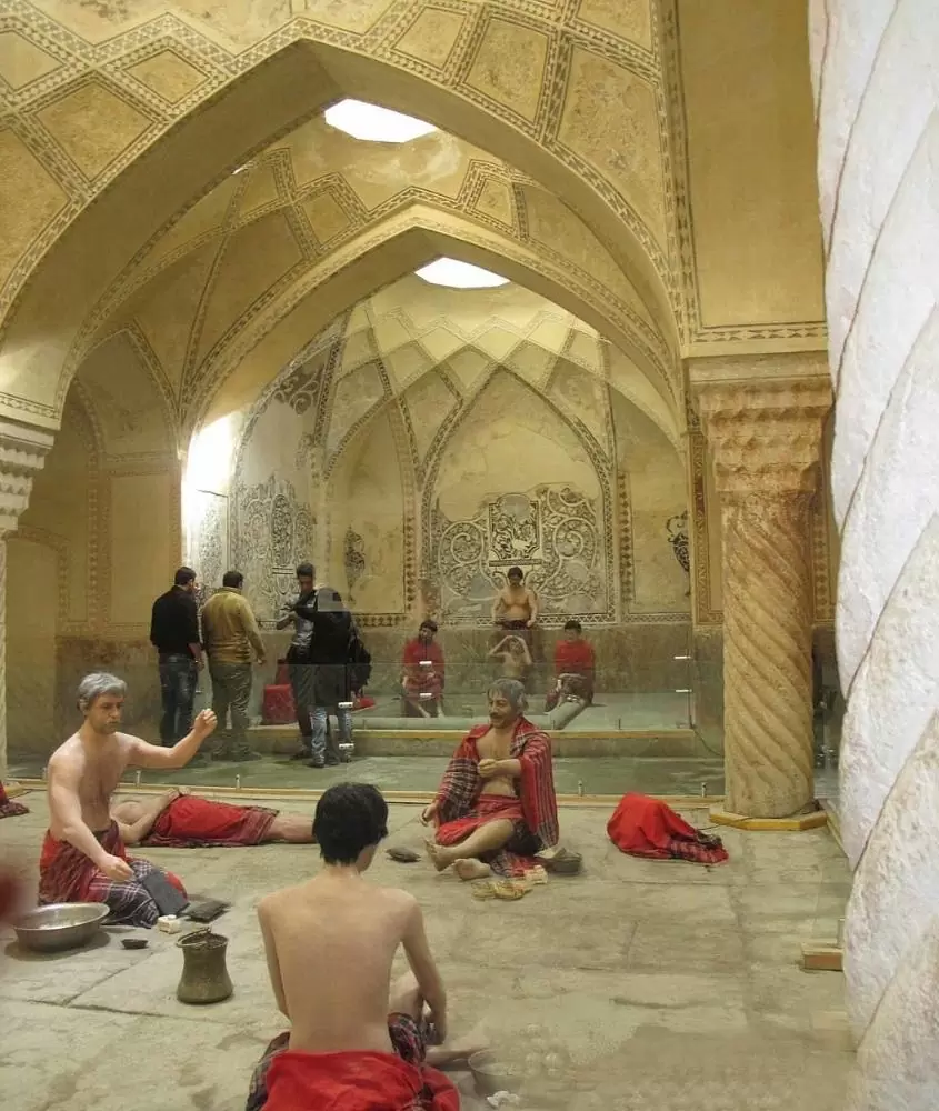pessoas conversando em hammam, casa de banho que é uma ótima atração para quem busca o que fazer no marrocos