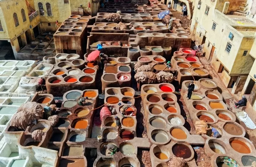vista aérea de curtumes em fez, uma oficina de couro que é um dos pontos turísticos do marrocos