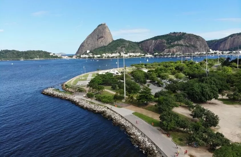 vista aérea de árvores em Aterro do Flamengo, mar e morro da Urca ao fundo