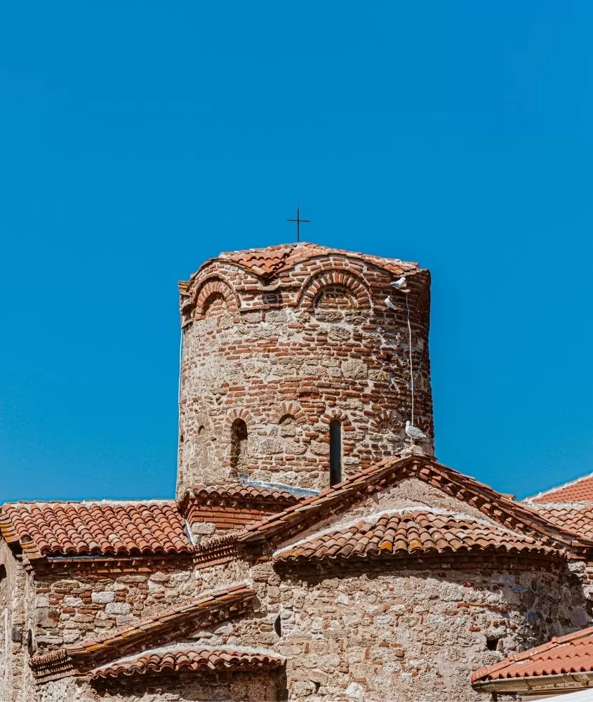 igreja de pedras sob céu azul em nessebar, um ótimo destino para quem quer saber tudo sobre a bulgaria