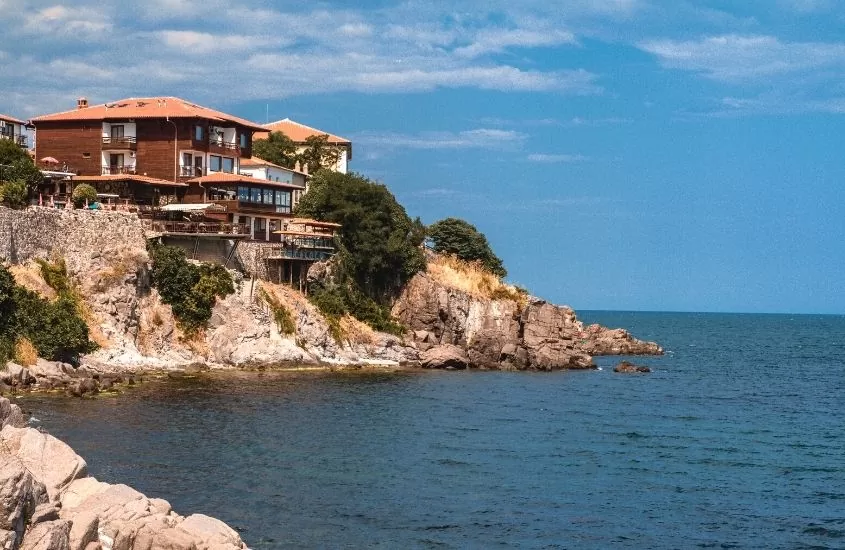 casas na beira de rochas em frente ao mar em dia ensolarado na bulgária