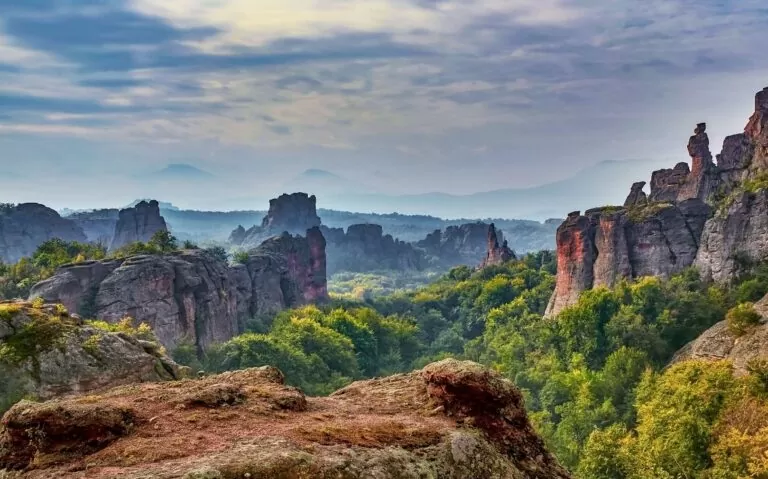 vista panorâmica de montanhas, rochas e árvores, durante o dia, na bulgária