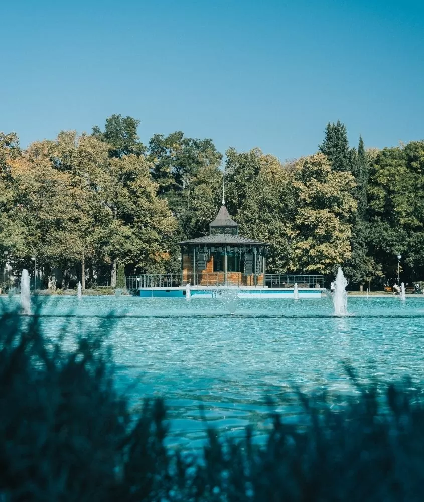 piscina rodeada de arvores em plovdiv que é um ótimo destino para quem quer saber tudo sobre a bulgaria