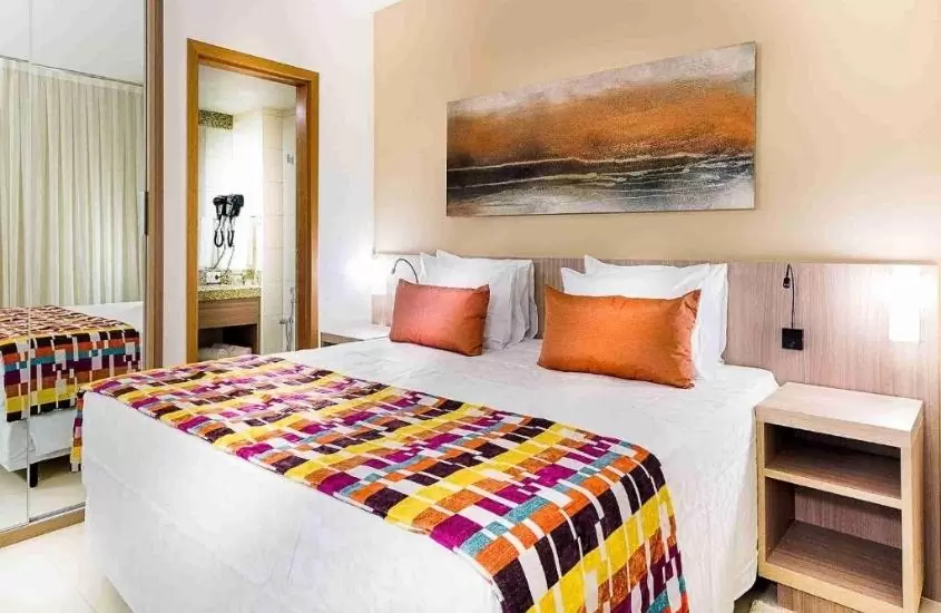 cama de casal em quarto de quality hotel pampulha & convention center, um dos melhores hotéis em belo horizonte