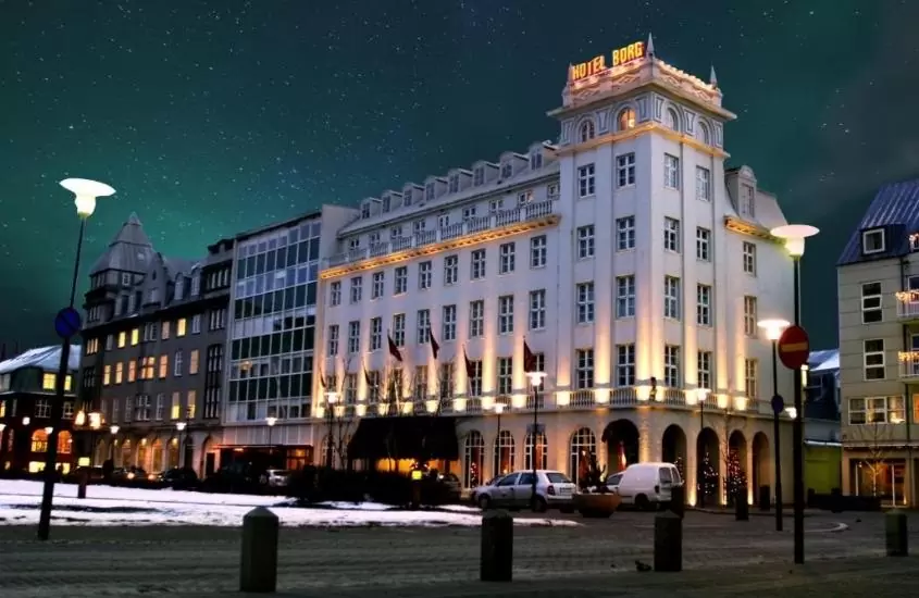 fachada do hotel borg by keahotels em reykjavik, durante a noite