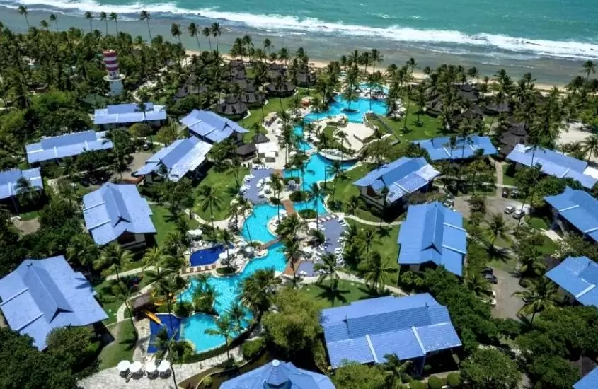vista aérea de construções, piscinas e árvores em área de summerville resort, um resort all em frente ao mar de porto de galinhas