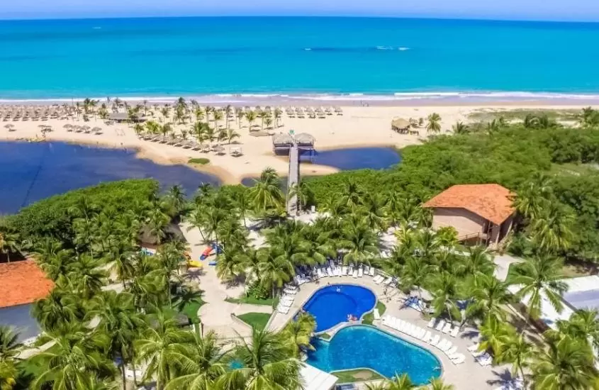 vista aérea de piscinas e árvores em pratagy acqua park beach, um dos melhores resorts para família, localizado em frente à praia, em maceió