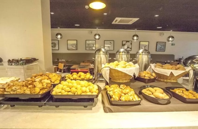 vasilhas com pães de queijo em cima de mesa de café da manhã de holiday inn, um dos melhores hotéis em belo horizonte