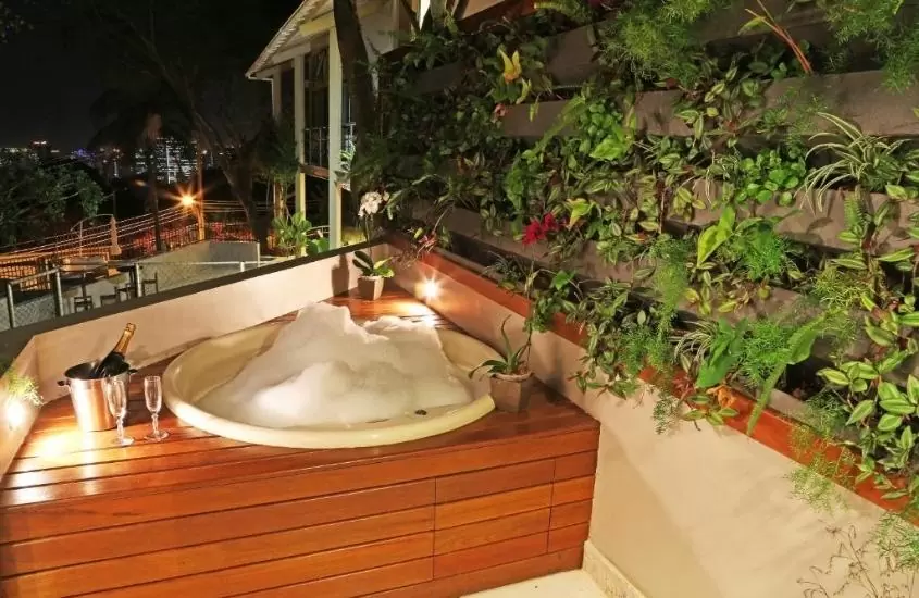banheira com espuma em varanda, durante a noite, em sant' martre, um hotel no centro de santa teresa rj