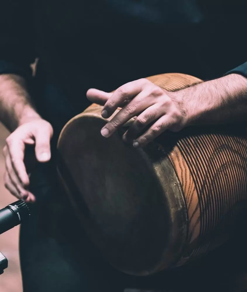músico toca tambor em samba dos guimarães, uma atração para quem busca o que fazer em santa teresa rj