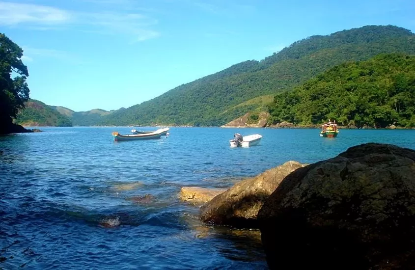 barcos em mar, durante o dia, em ilhabela, um dos melhores lugares para viajar de motorhome no brasil