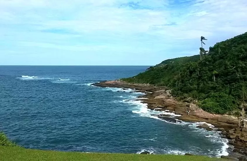 montanha em frente ao mar de bombinhas, uma das opções entre os lugares para viajar de motorhome no brasil