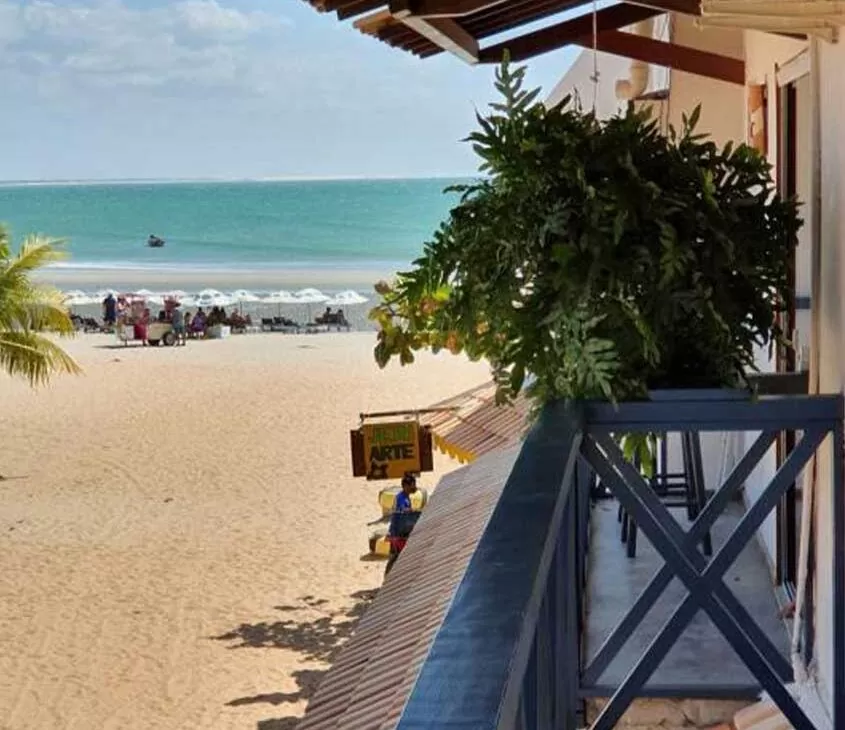 durante o dia, areia e mar de praia, vistos de varanda de um dos melhores hotéis nordeste