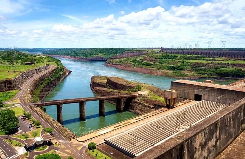 durante o dia, barragem hidroelétrica no rio Paraná