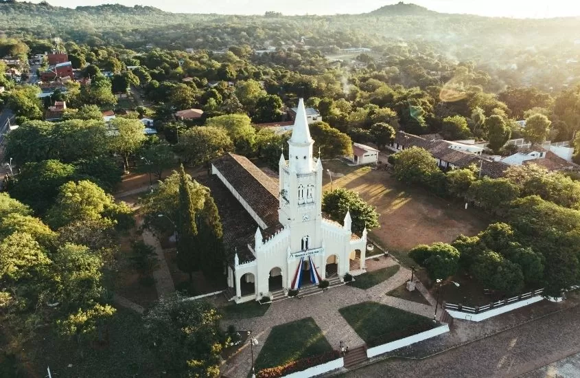 vista aérea de igreja cercada de árvores em no Paraguai, durante o dia