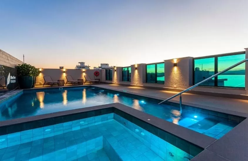 durante entardecer, piscina em terraço de Blue Tree Premium Florianópolis, um dos melhores hotéis em Florianópolis