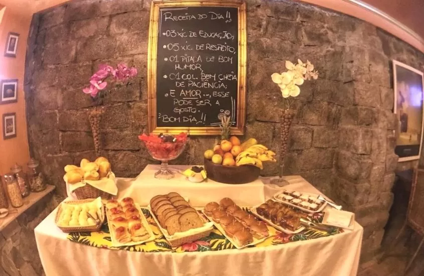 pães, bolos e frutas servidos em café da manhã de Pousada Bizkaia, um dos melhores hotéis em Florianópolis