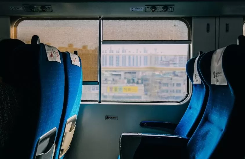 cadeiras em cabine de trem, um dos transportes para ir de bangkok para krabi
