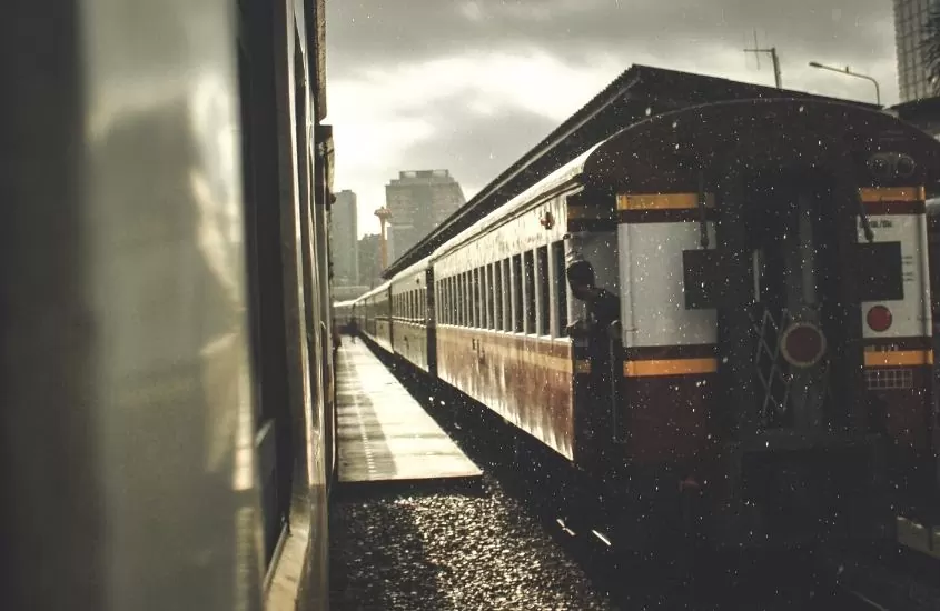 trem parado na estação, durante dia nublado
