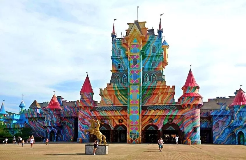 castelos coloridos, durante o dia em Beto Carrero World, uma ótima opção de o que fazer em Penha com crianças