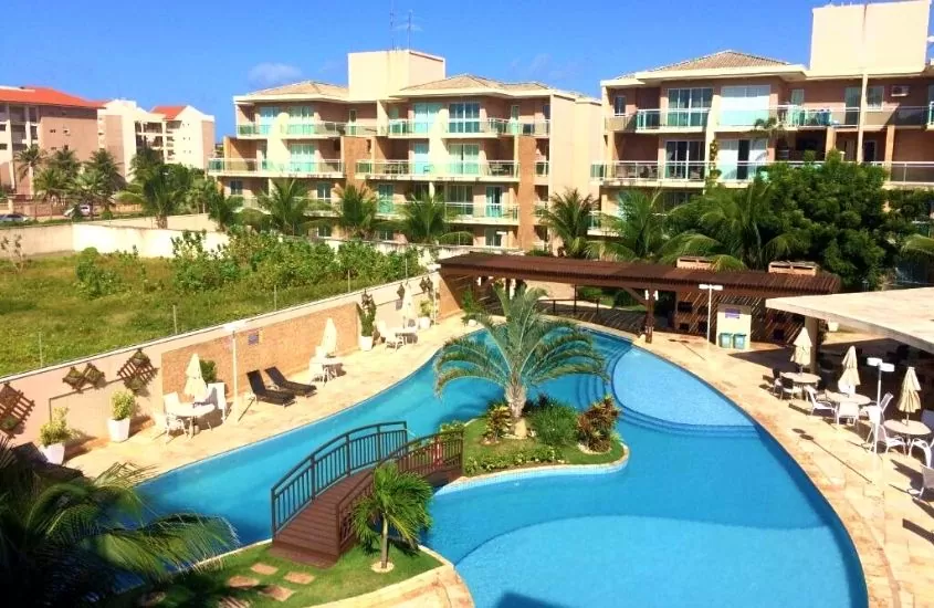 vista aérea de piscina do Apartamento Palm Beach, durante dia ensolarado em Aquiraz, Ceará