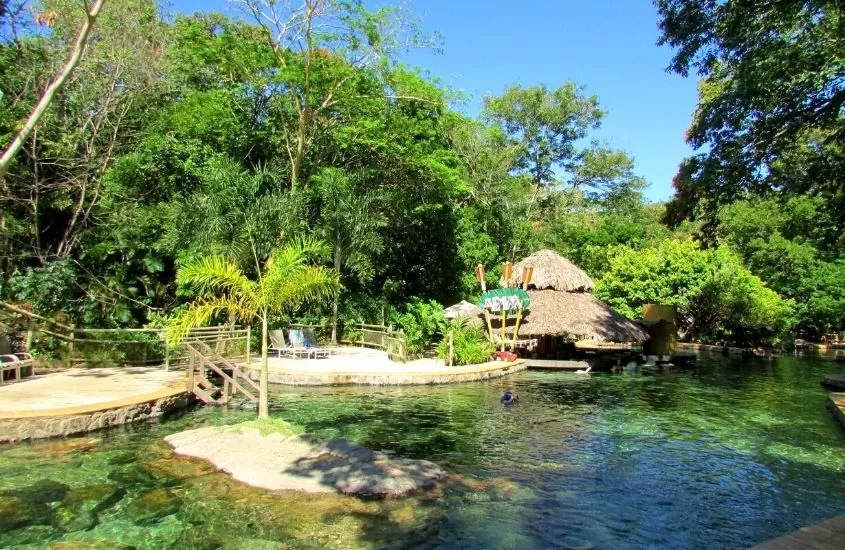 piscinas em Parque em Caldas Novas, durante dia ensolarado em Goiás, um dos melhores lugares para viajar em família no brasil