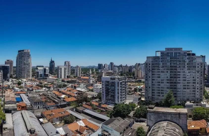vista aérea de prédios, durante dia ensolarado em São Paulo, um dos melhores destinos para viagem em família no brasil