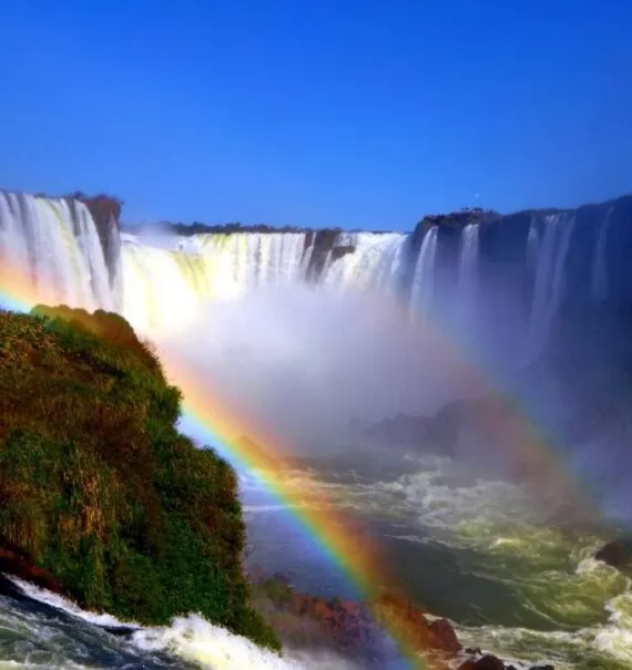 arco íris em queda d'água de Cataratas do Iguaçu, durante dia ensolarado em Foz do Iguaçu