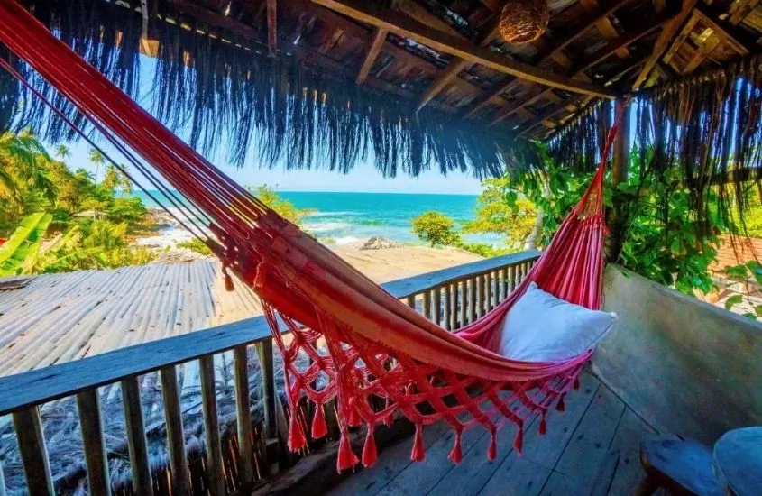 durante o dia, rede de descanso em varanda com vista para a praia em suíte de Pousada Tãnara, um dos melhores hotéis do nordeste