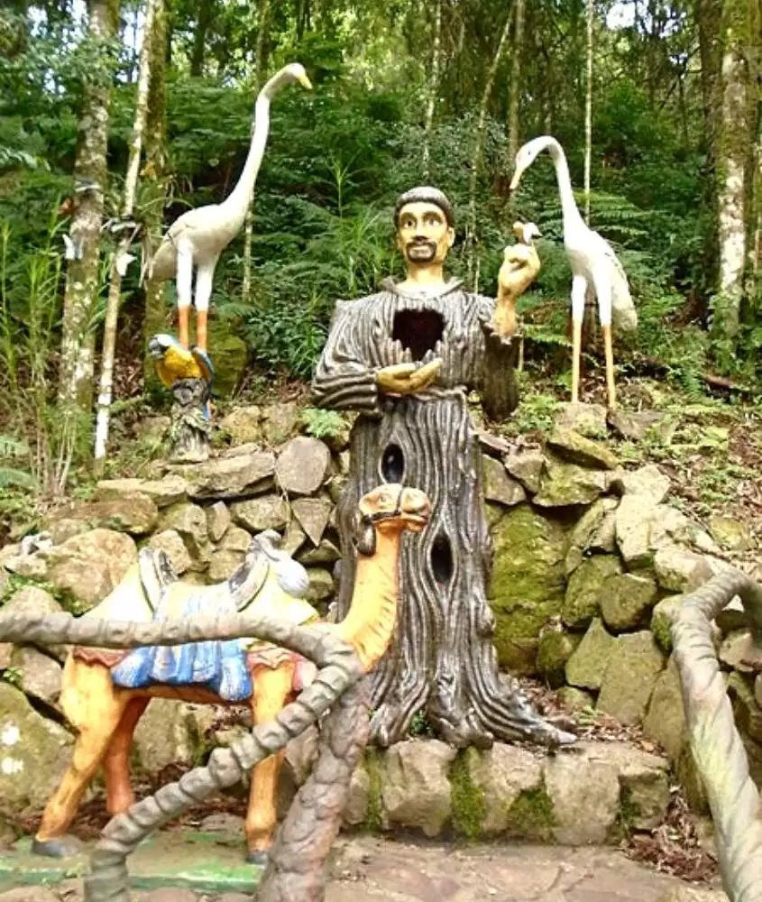 estátuas em floresta mágica de parque terra mágica florybal, um ótimo parque para crianças localizado no rio grande do sul