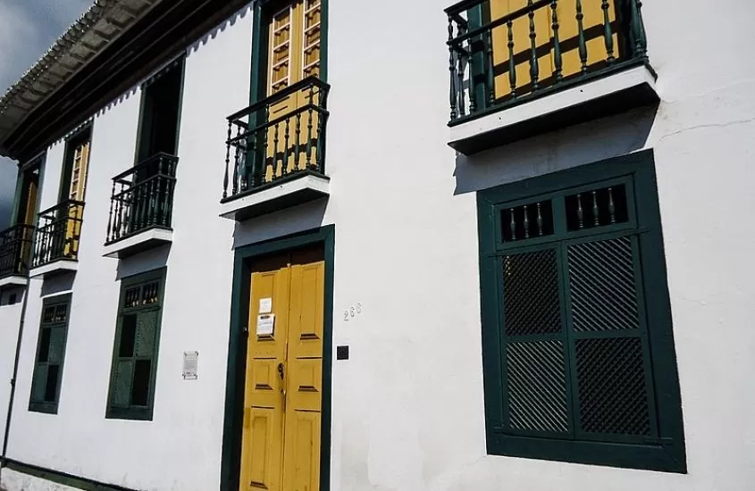 casa branca, com portas amarelas, onde morou chica da silva é uma das atrações para incluir no roteiro diamantina