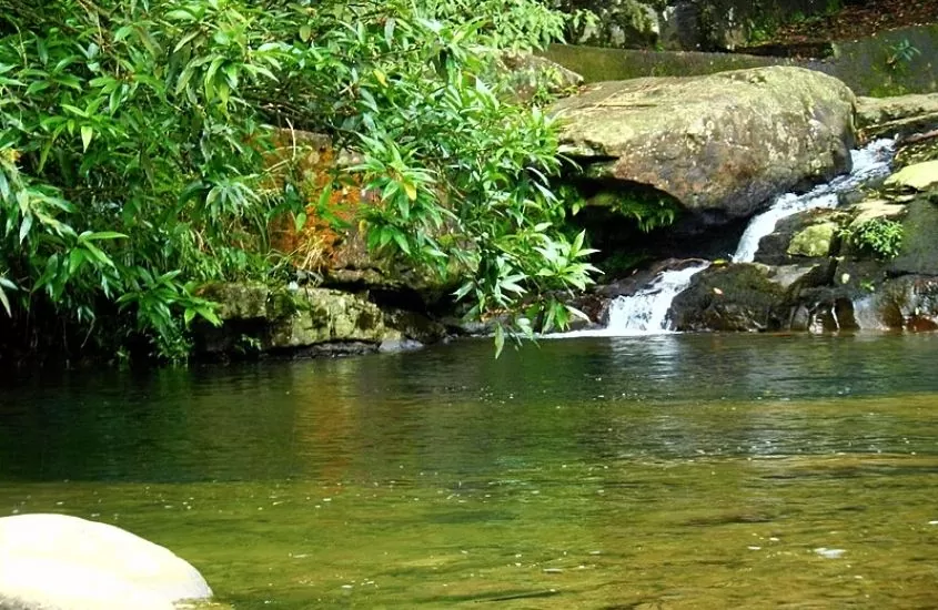 cachoeira rodeada de pedras e plantas, conhecida como cachoeira do cerrado, é uma opção de passeio para quem busca o que fazer em diamantina mg